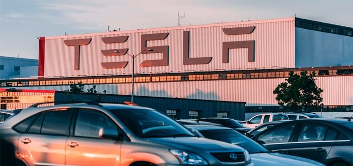 Tesla теряет в цене, конкуренты растут