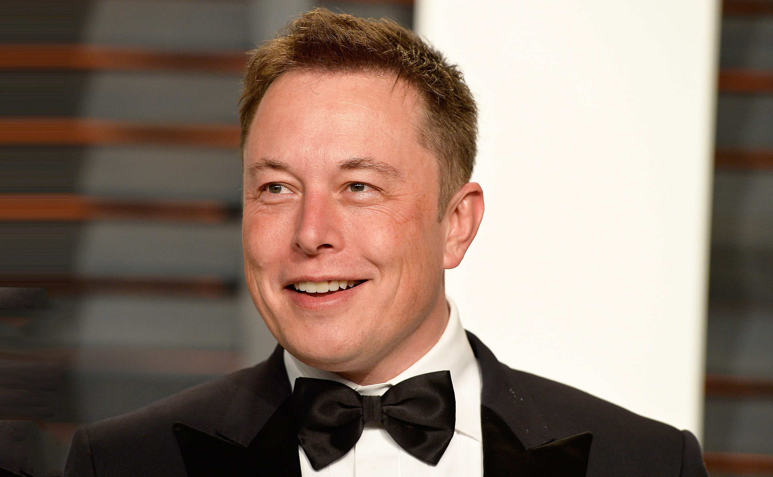 Илон Маск продает часть своего пакета акций Tesla