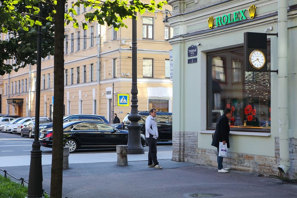 На главных улицах Москвы и Питера стало меньше зарубежных магазинов