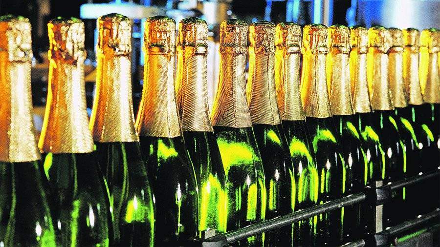 Роскачество: шампанского в России достаточно для обеспечения предновогодних продаж