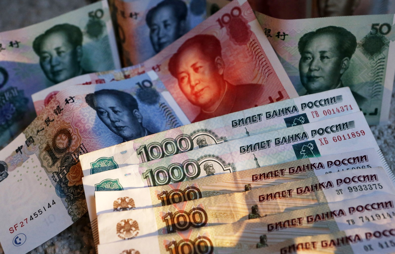 Экономисты ждут падения рубля к юаню в октябре