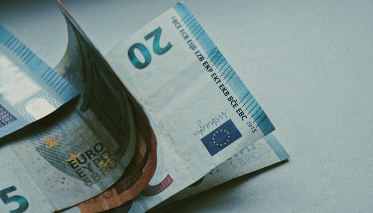Что говорят аналитики о курсе евро в 2023?
