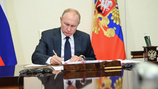 Президентом России подписан закон о снижении процентов по микрозаймам