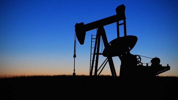 Рост цен на нефть cдерживает рубль от ослабления