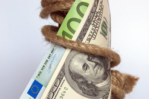 ЦБ сохранил ограничения на вывод долларов и евро