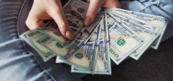 Курс доллара первый раз за год превысил 80 рублей