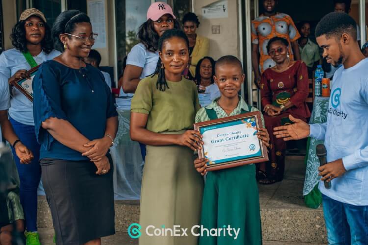 Доставляя любовь и защищая мечты: как CoinEx Charity расширяет возможности студентов в Нигерии